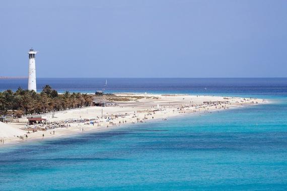 Piasek między palcami - plaże Fuerteventura